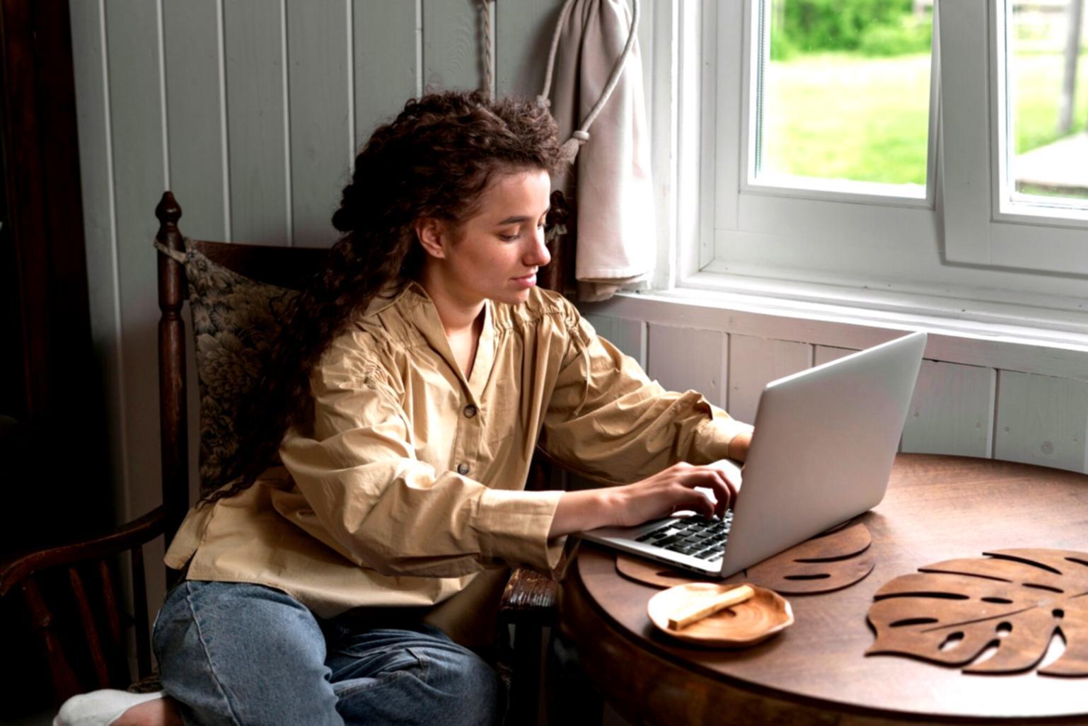 Teammeeting zur Besprechung finanzieller Kennzahlen und Strategien