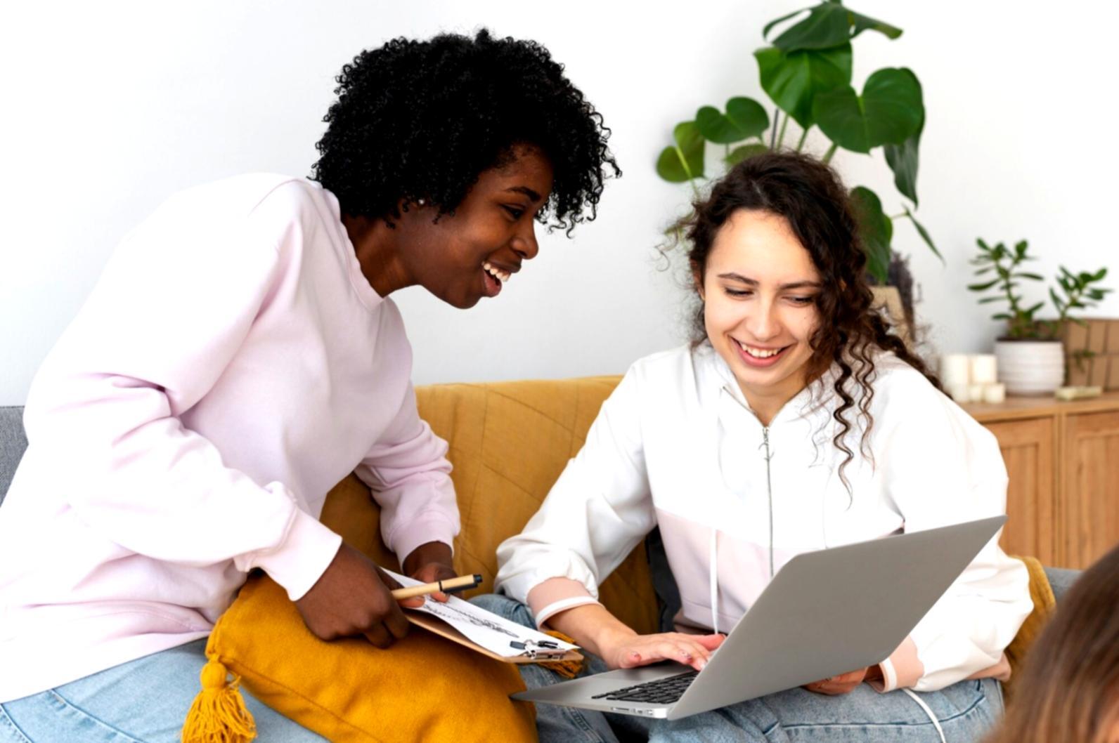 Teilnehmer bei der Arbeit an Finanzanalysen