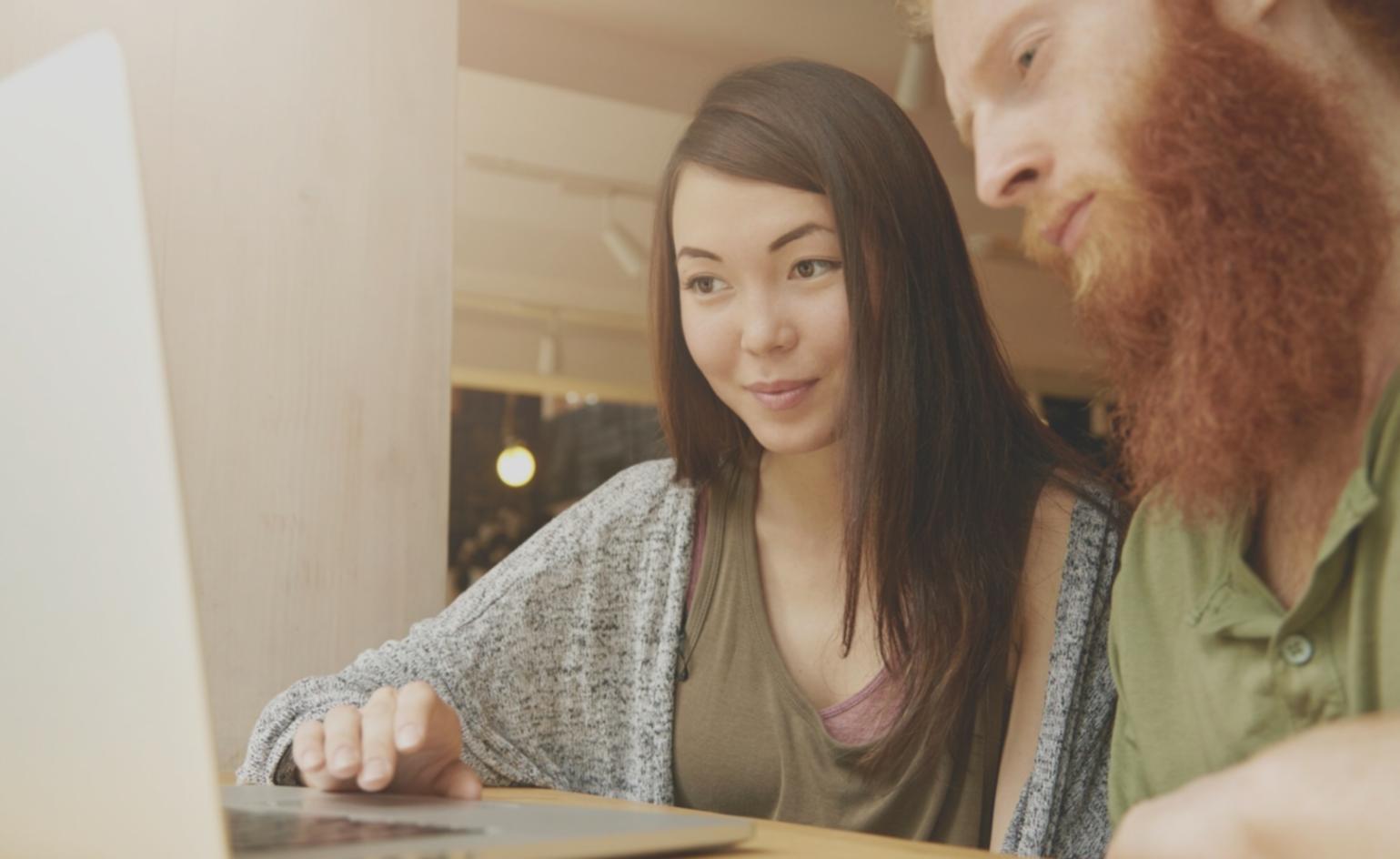 Moderne Büroumgebung mit Finanztools