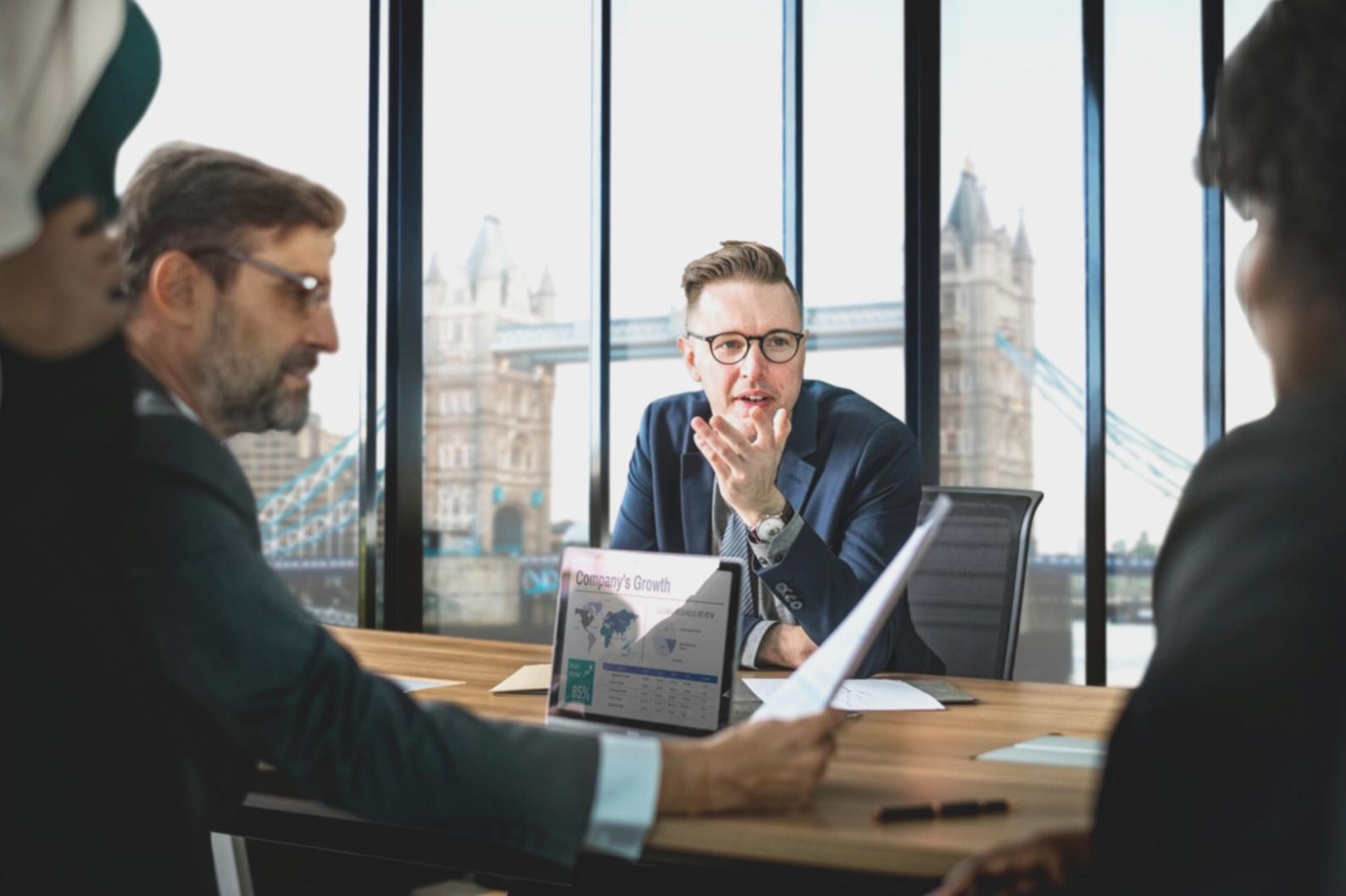 Businessperson analysiert Finanzdaten und Liquiditätskennzahlen